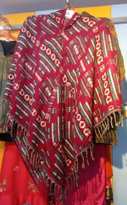 Poncho vermelho com padrão de Lã (Novo)