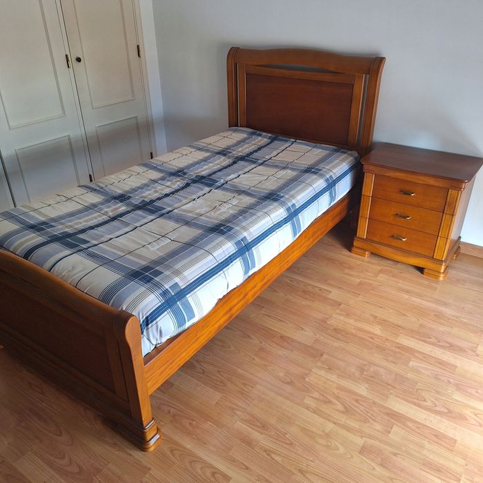 Cama 110x190 + colchão + mesa de cabeceira