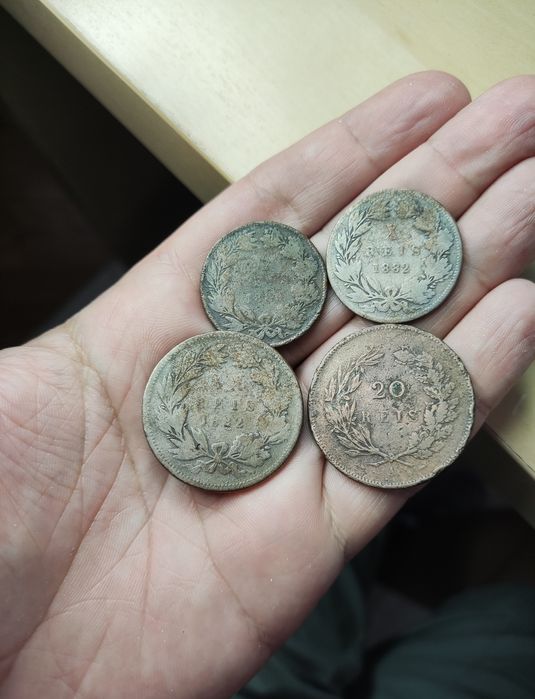 24 moedas novas da República + 4 moedas da monarquia