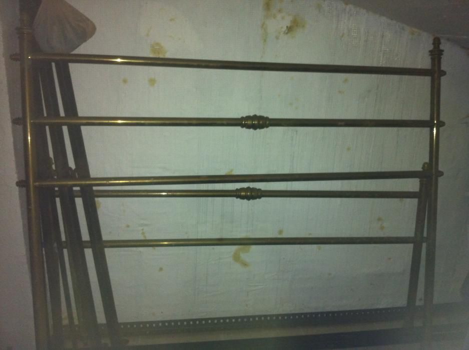 Cama de Casal Antiga + varão p/cortinado em Latão
