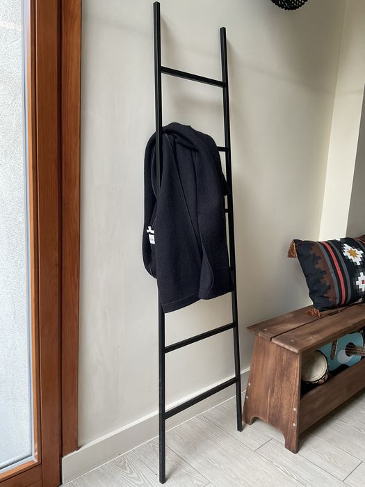 Wieszak drabinka opierana o sciane