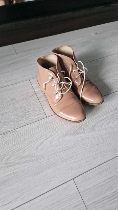 Взутья весна-осінь, ботінки лакові шампань