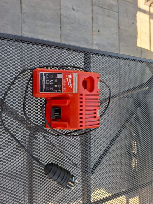 Milwaukee M12-18C – Ładowarka do akumulatorów M12 i M18