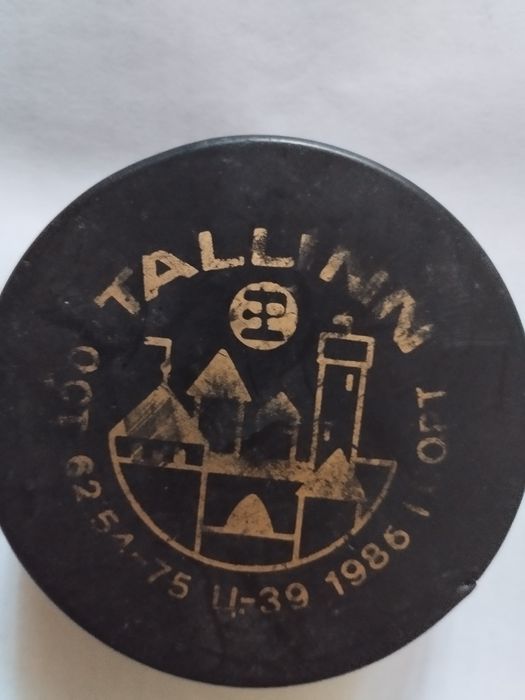Шайба для игры в хоккей советских времён,оригинал,Таллин , состояние