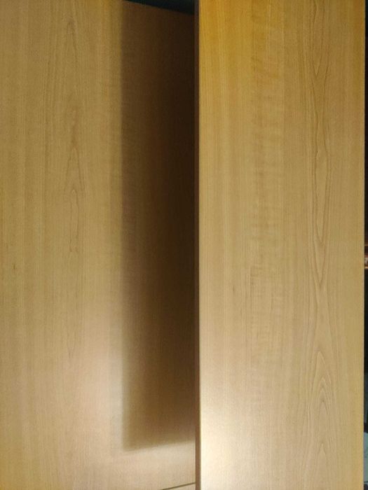 Secretária em L- Em madeira com pés de metal