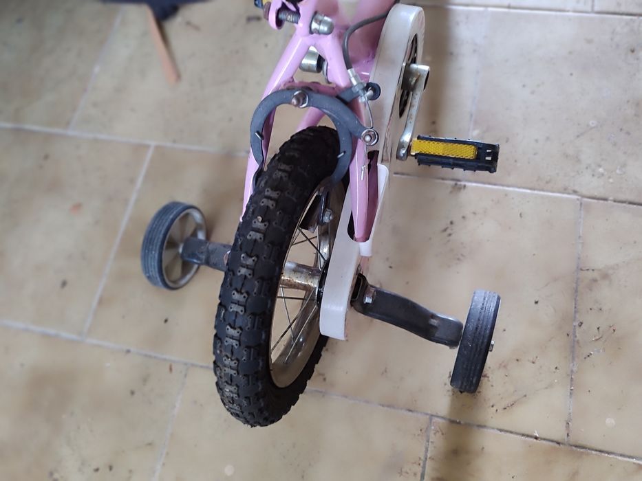 2 por preço uma Bicicleta criança pequena precisa limpeza encher pneu