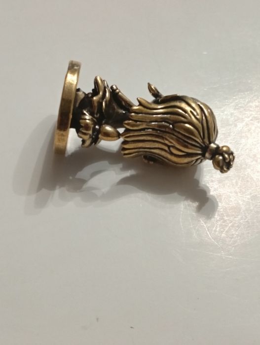 Figurka metalowa mosiądz elf wysokość 4 cm długość 2 cm .