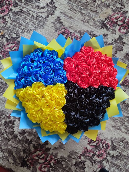 Розы из атласной ленты