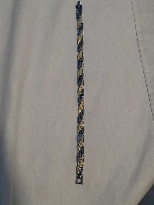 Vendo colares, pulseiras e botões de punho