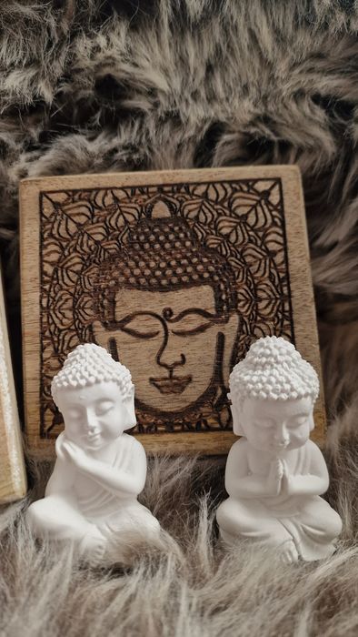 Buda em Pó de Mármore Aromático com caixinha de madeira