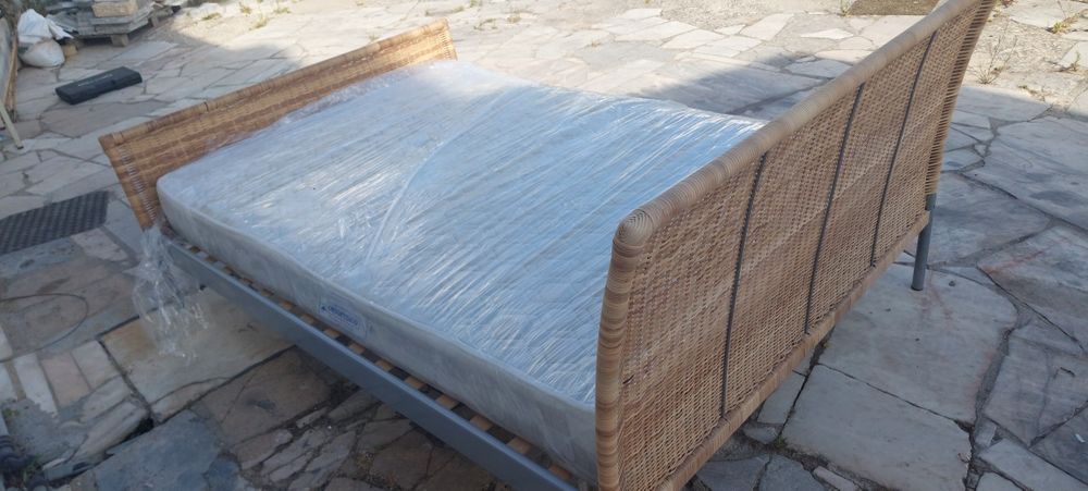 Cama  de  casal  com colchão