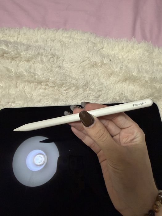 iPad Air 13 polegadas (M3), acompanhado de Apple Pencil Pro