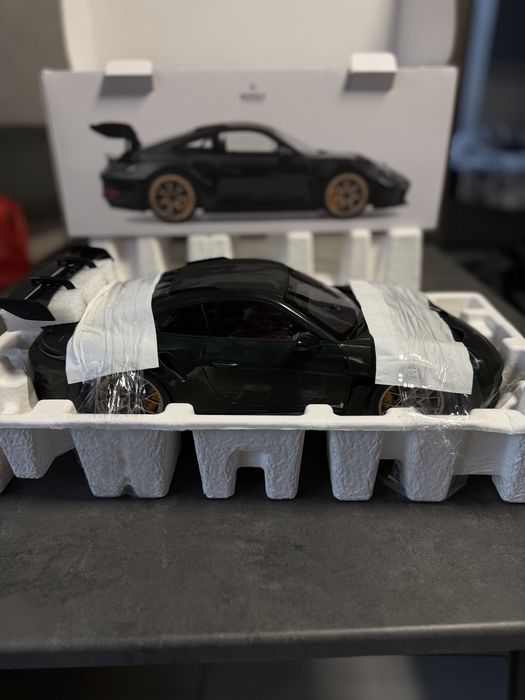 Продам коллекционную модель Porsche 911 GT3RS 1:12