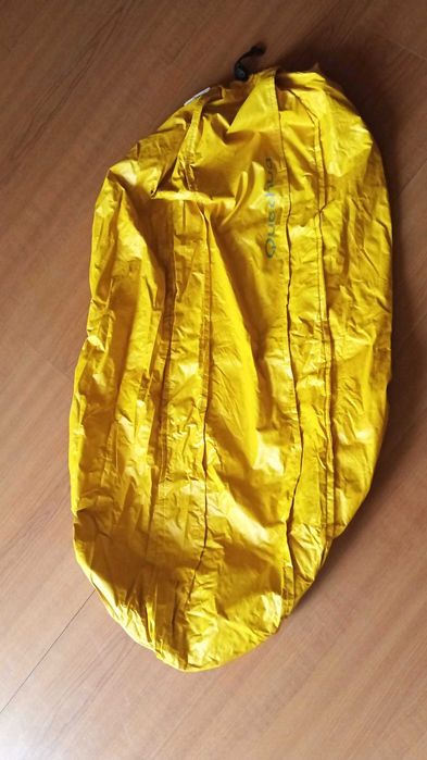 Vendo Mochila Deuter Futura Air Trek SL45+10L e Bolsa de Chuva Quechua