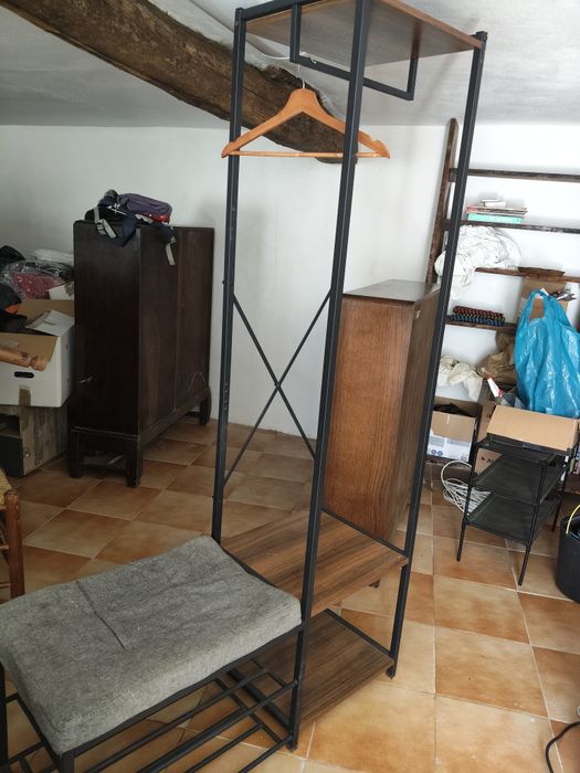 Sapateira com zona de pendurar casacos e banco