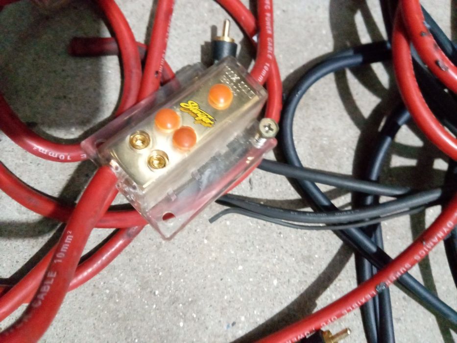 Cabo de 7mm + fusível + divisor com 4 saídas tudo banhado a ouro