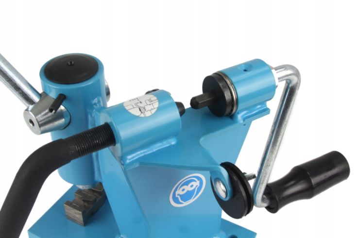 Przyrząd do nitowania i roznitowania łańcucha 2W1