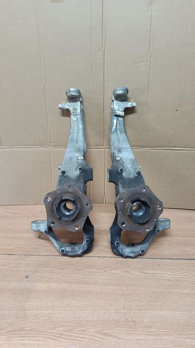 Porsche panamera 971  4s цапфа  передній поворотний кулак  971407245h,971407246h