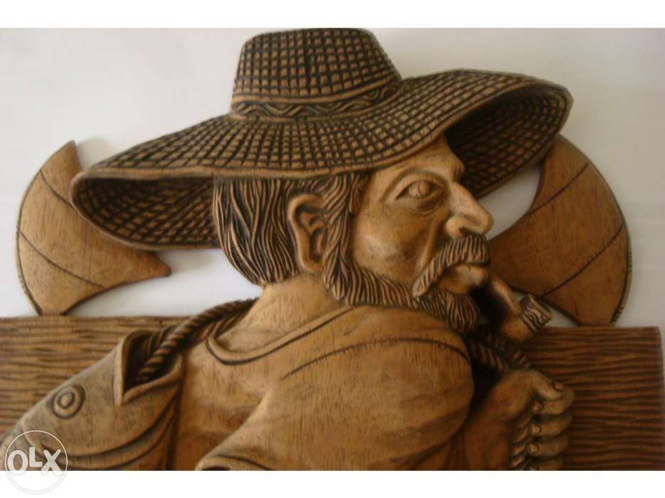 Escultura exclusiva de pescadores em madeira de cedro