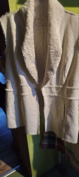 Kożuszek biały bezrękawnik.