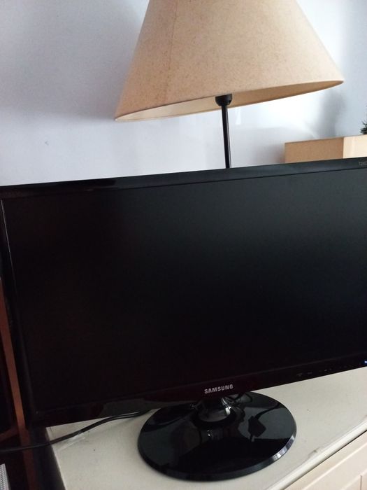 TV Samsung pequena 24 polegadas com comando