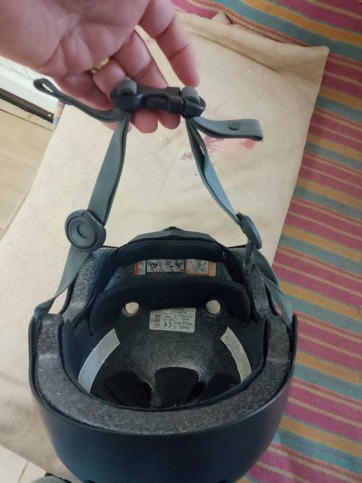 Conj joelheiras, cotoveleiras, luvas e capacete 8/12 anos como novo