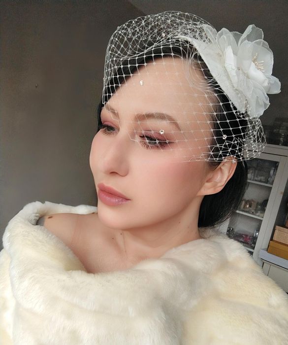 Toczek ślubny z woalką. Woalka ślubna z kwiatową ozdobą do włosów.
