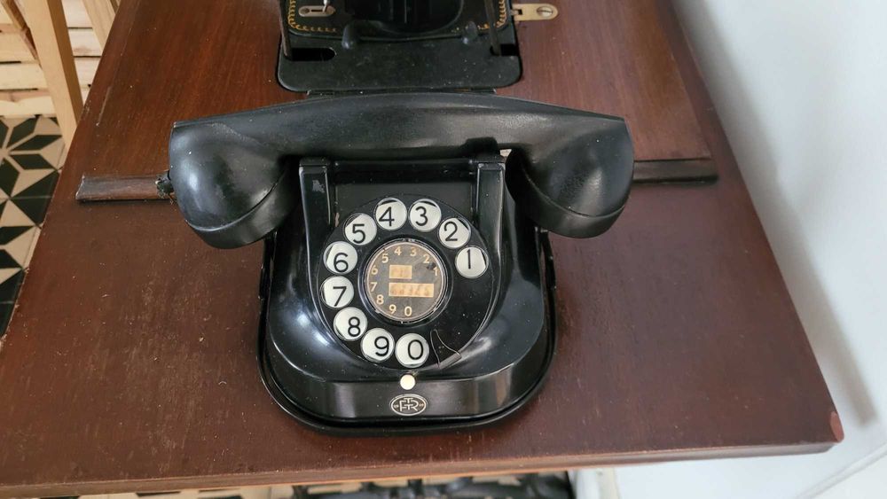 Telefones antigos pretos