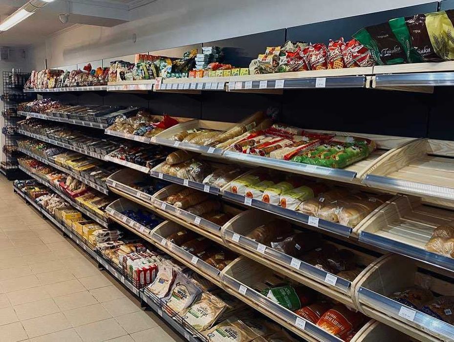 Стелажі для торгівлі (стелажі з гачками, касові зони, холодильники).