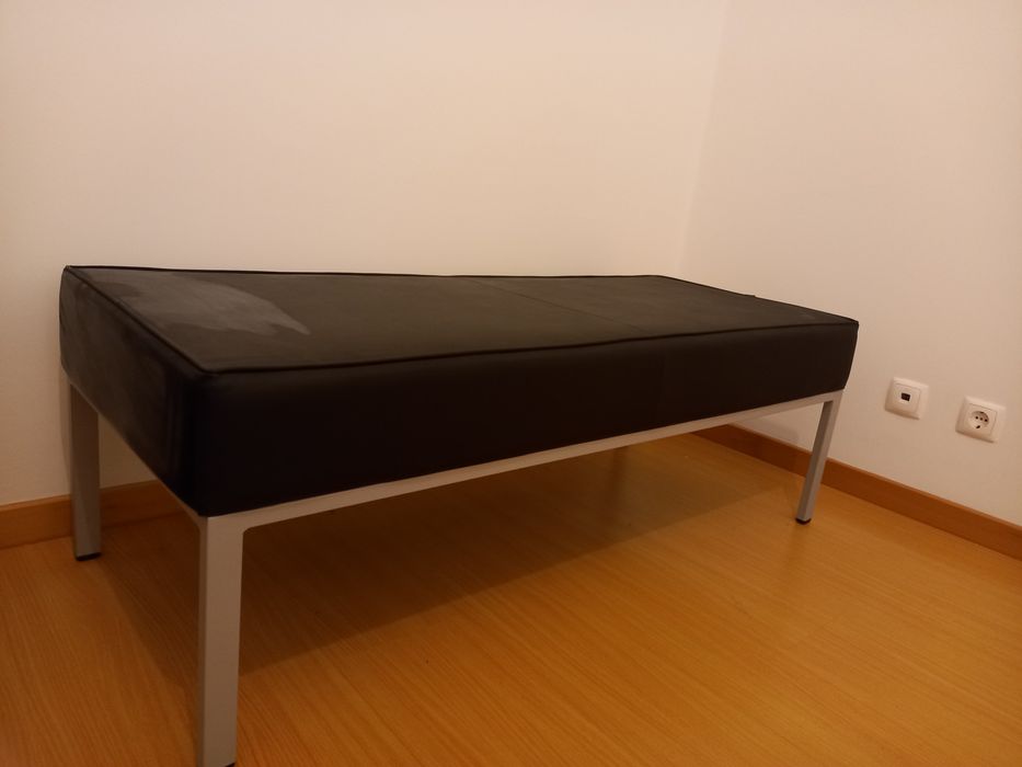 Banqueta forrada a napa preta e estrutura em cromado