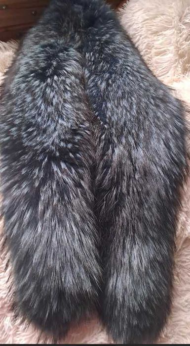 duży, sięgający do pasa, naturalny kołnierz z jenota