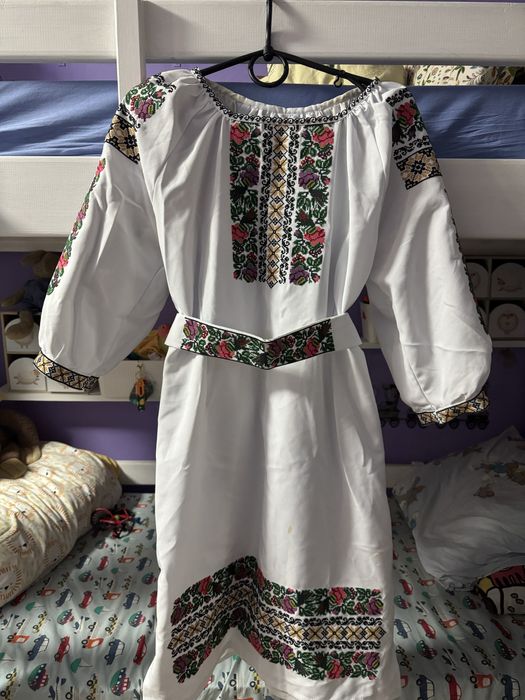Продам біле вишите плаття
