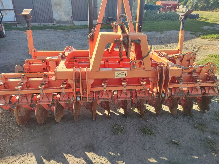 Agregat uprawowo siewny talerzowy