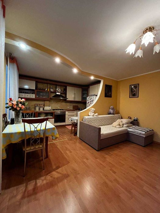 Простора 3 кімнатна квартира в центрі міста