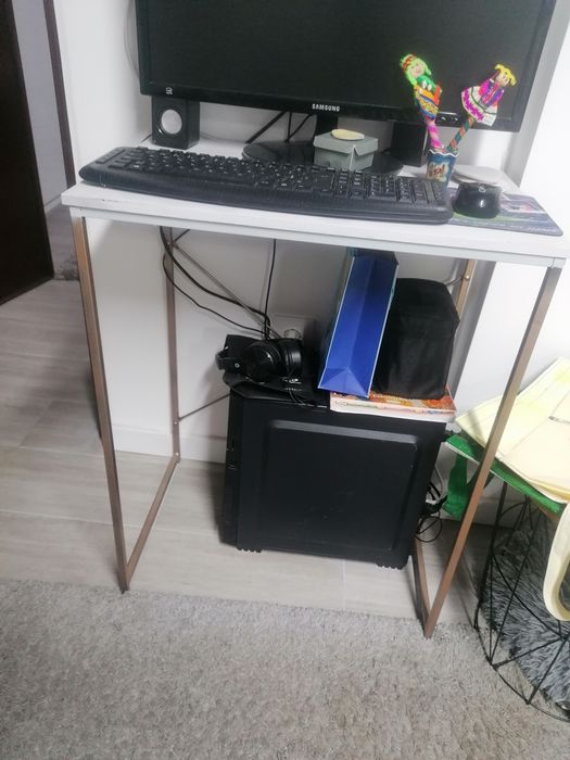 Secretaria branca com dourado