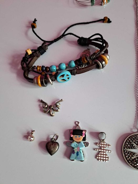 Conjunto de 2 colares, 5 pulseiras e 5 pendentes