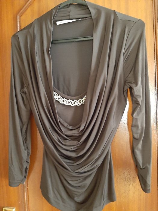 Blusa com fio dourado.