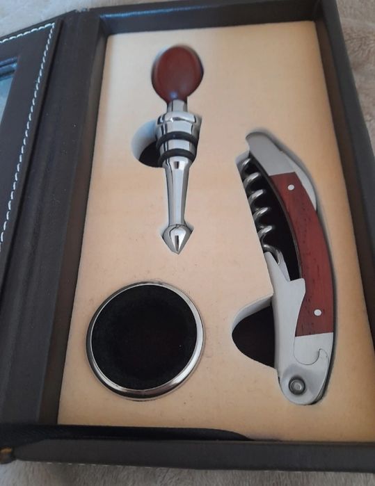 Estojo novo com utensílios para vinho