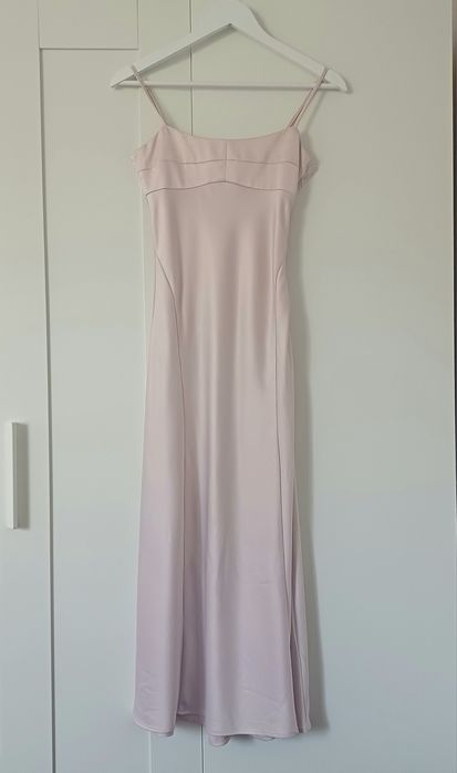 długa satynoróżowa sukienka na ramiączkach wesele ślub