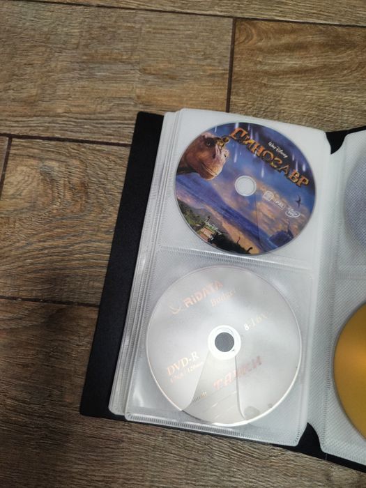 Папка с дисками с фильмами и мультиками