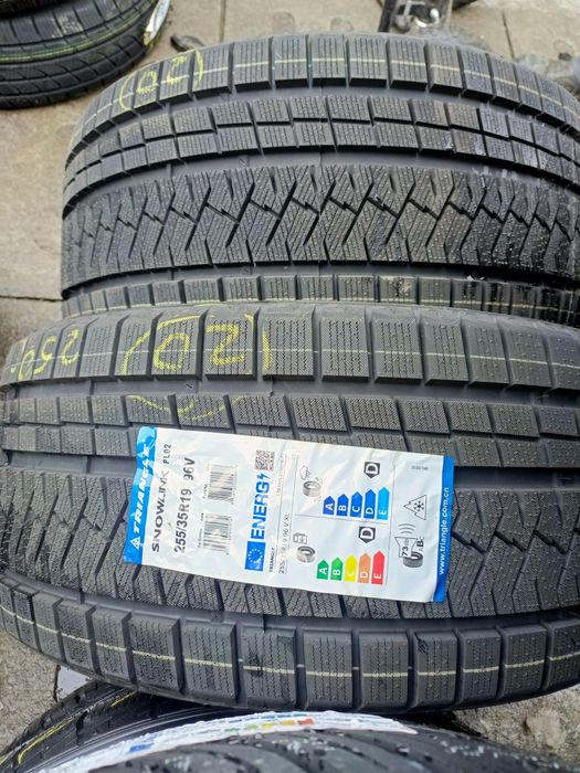 Nowe opony zimowe 255/35/19 Triangle 2 sztuki 2025r