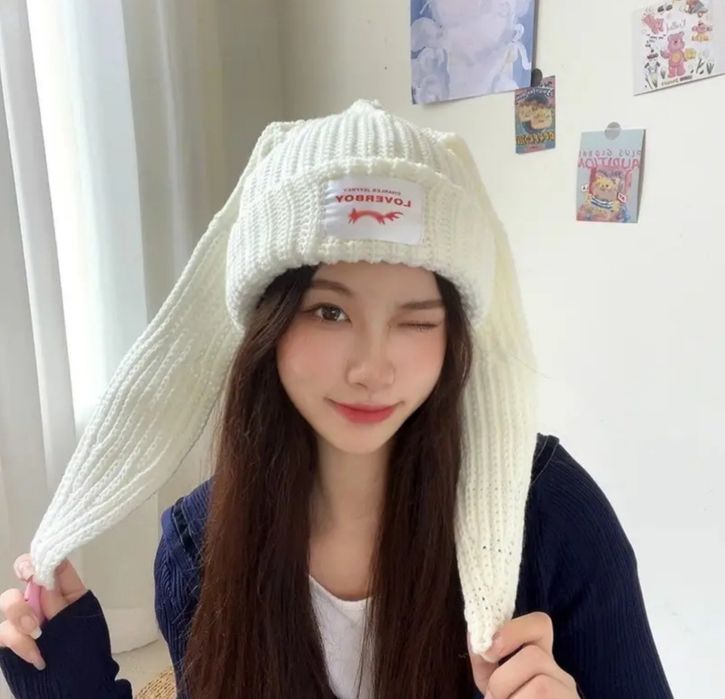 Красива бежева в'язана шапка з вухами зайця