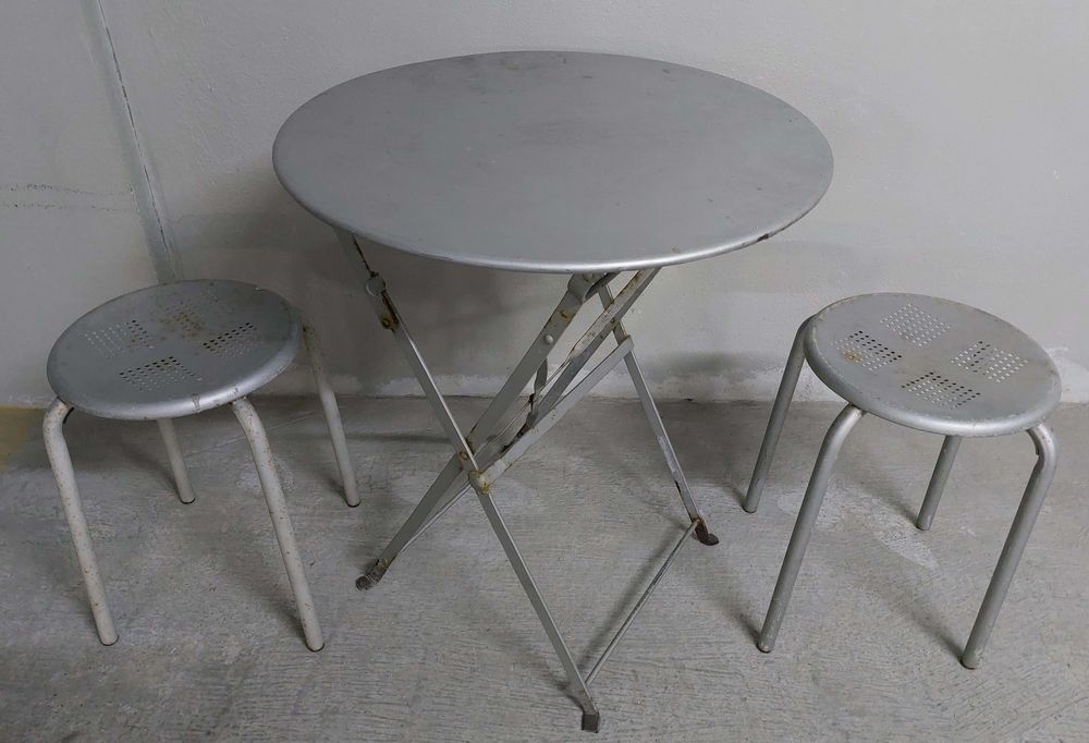 Mesa metal de jardim (oferta 2 bancos)