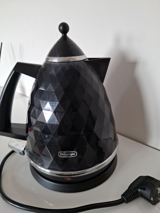 Czajnik elektryczny DeLonghi Brillante czarny