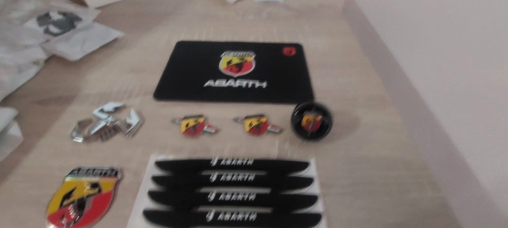 Emblemas Abarth Laterais, Mala, interiores, Grelha, Portas, Relógio NOVOS