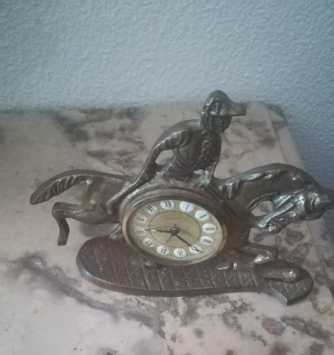 Antigo relógio mesa em bronze marca " Europa"