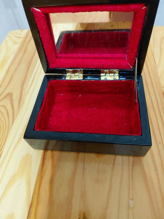 Шкатулка украшена жемчугом