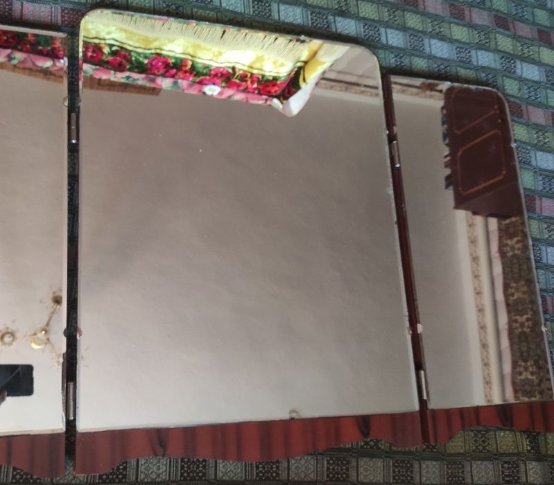 Трюмо. Дзеркало в гарному стані