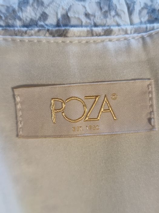 Elegancka biała sukienka midi we wzory M