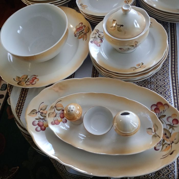 Вінтажний столовий сервіз виробництва 80-х років минулого століття